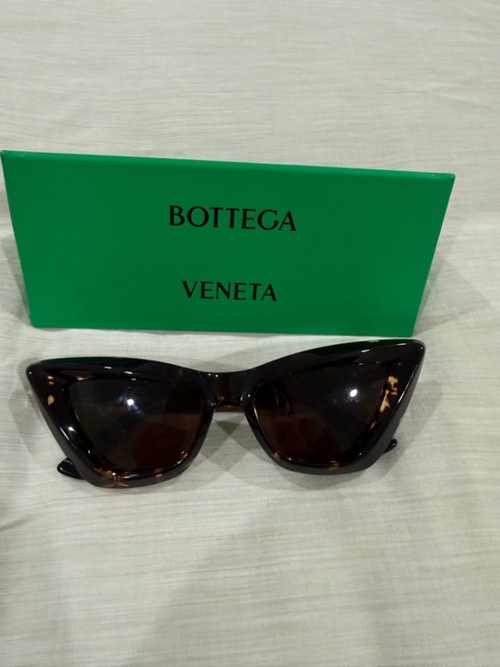 Bottega Veneta Accessories - Bottega Veneta Women's Tortoiseshell Cat-Eye Sunglasses - Dark Brown